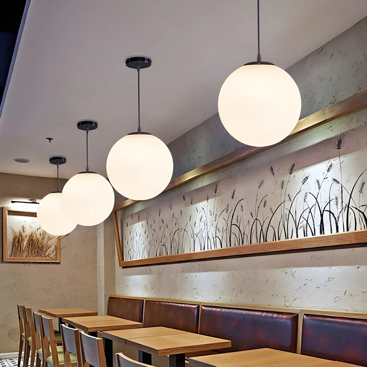 Moderne Witte Globe Hanglamp van Glas met Ronde Bolvorm in Diverse Maten voor Eetkamer en Woonkamer | Restfield