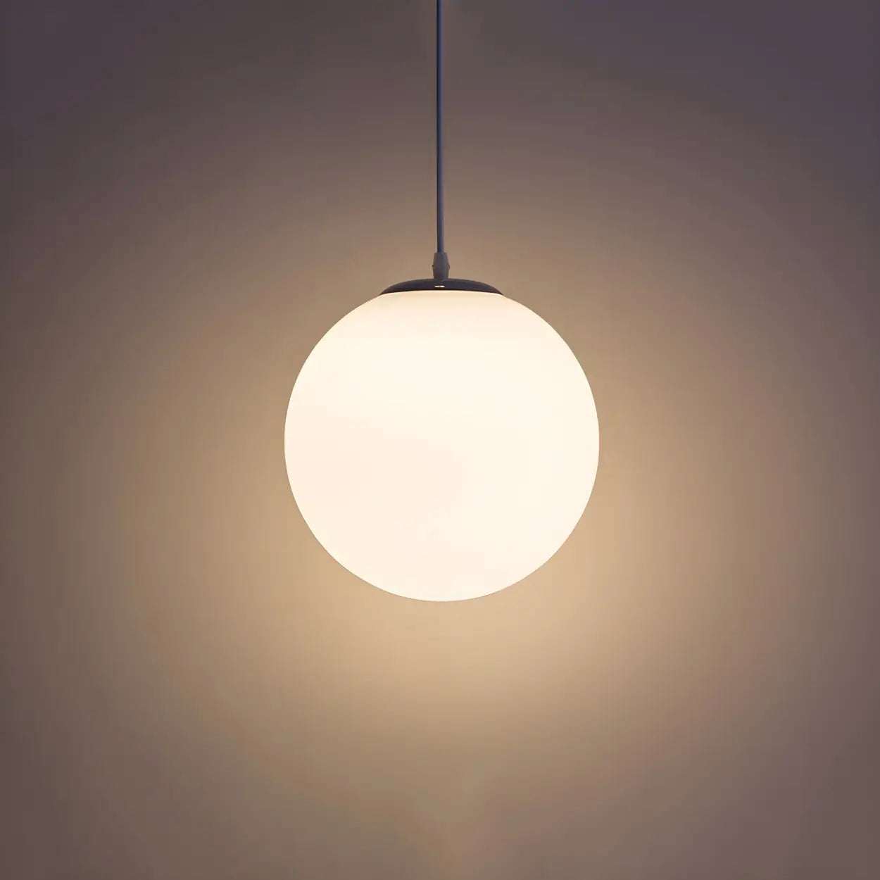Moderne Witte Globe Hanglamp van Glas met Ronde Bolvorm in Diverse Maten voor Eetkamer en Woonkamer | Restfield