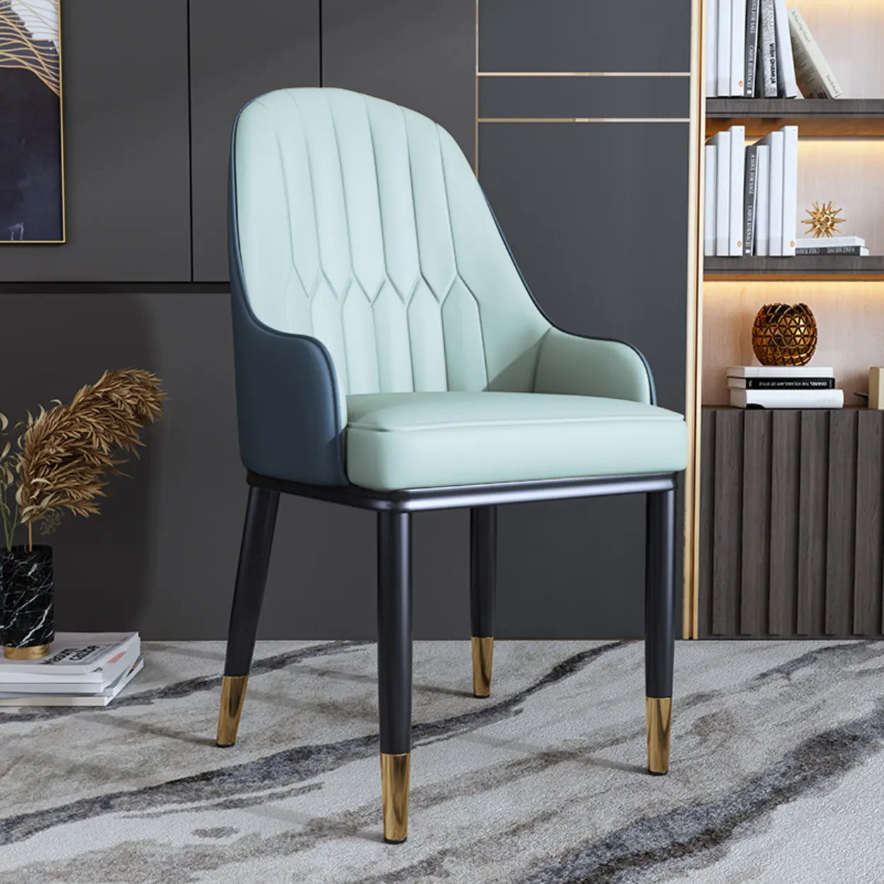 Moderne Eetkamerstoel met Armleuningen in Kunstleer en Zwarte Metalen Poten met Goud Detail | Restfield