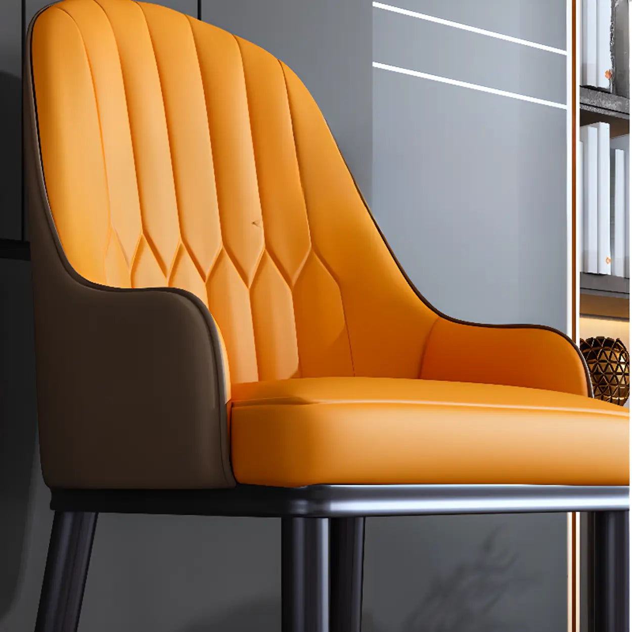 Moderne Eetkamerstoel met Armleuningen in Kunstleer en Zwarte Metalen Poten met Goud Detail | Restfield