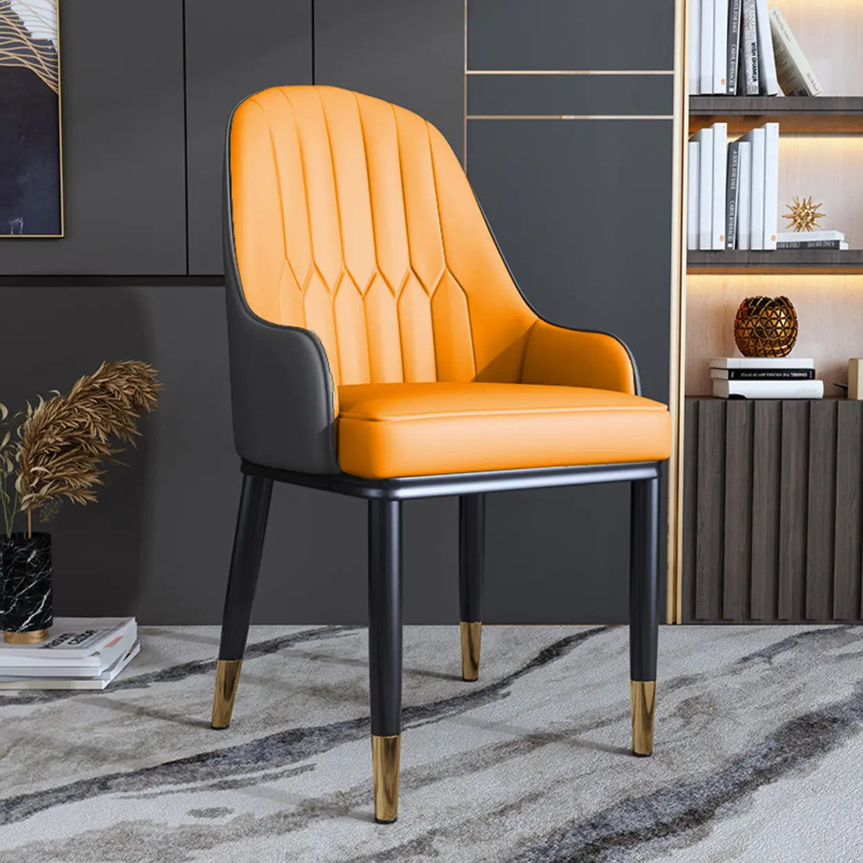 Moderne Eetkamerstoel met Armleuningen in Kunstleer en Zwarte Metalen Poten met Goud Detail | Restfield