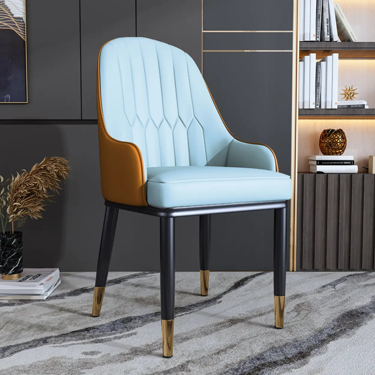 Moderne Eetkamerstoel met Armleuningen in Kunstleer en Zwarte Metalen Poten met Goud Detail | Restfield