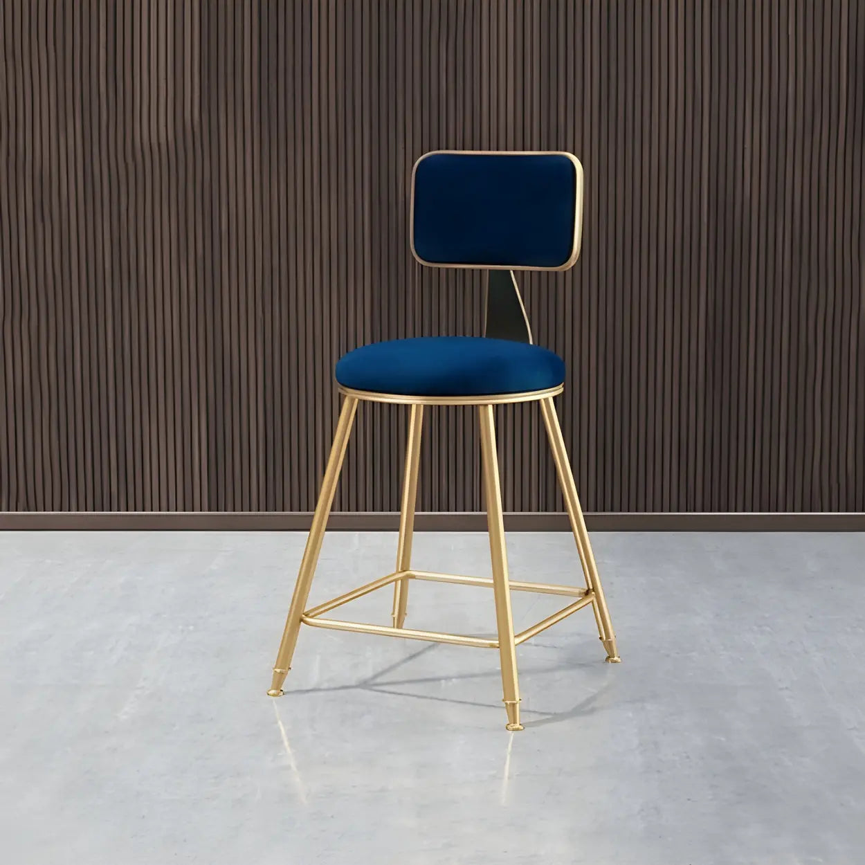 Luxe Velvet Barkruk met Rugleuning en Goudkleurig Metalen Onderstel – Moderne Glam Barstoel voor Keukeneiland en Thuisbar | Restfield