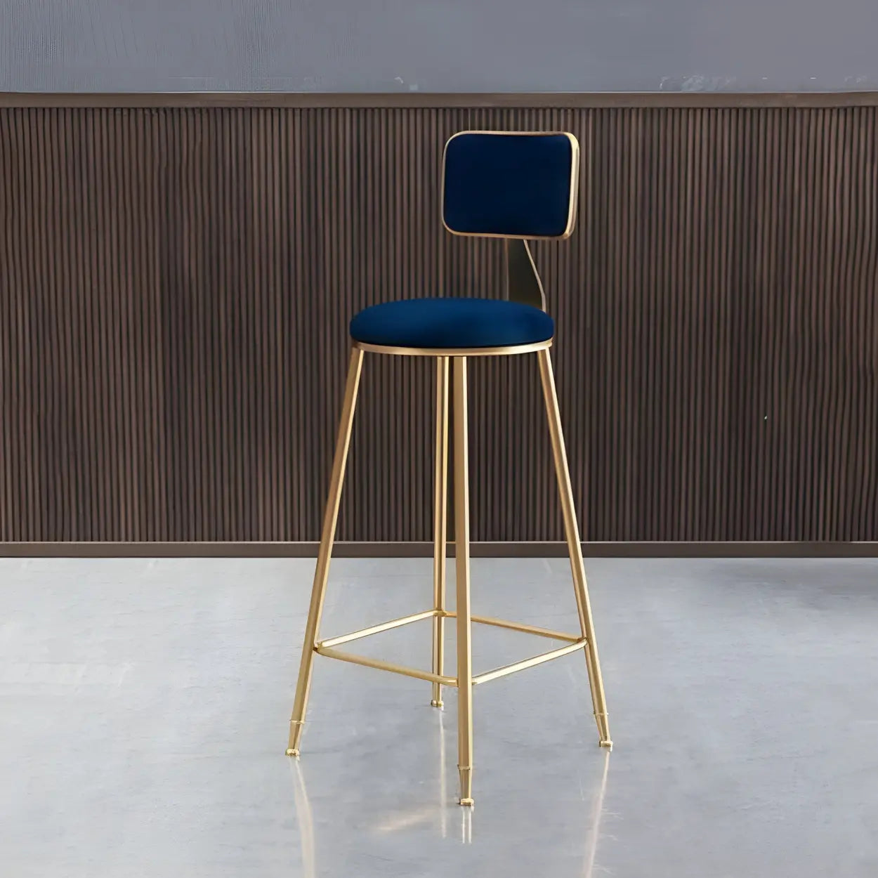 Luxe Velvet Barkruk met Rugleuning en Goudkleurig Metalen Onderstel – Moderne Glam Barstoel voor Keukeneiland en Thuisbar | Restfield