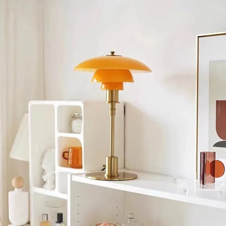 Scandinavische glazen tafellamp met warm licht en minimalistisch design | Restfield