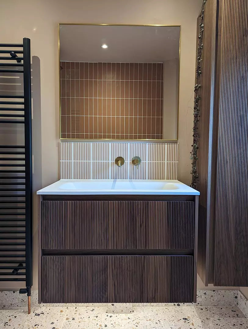 Badkamermeubel Hangend Walnoot 80cm Twee Laden Geribbeld Beyondstone Wastafel Luxe