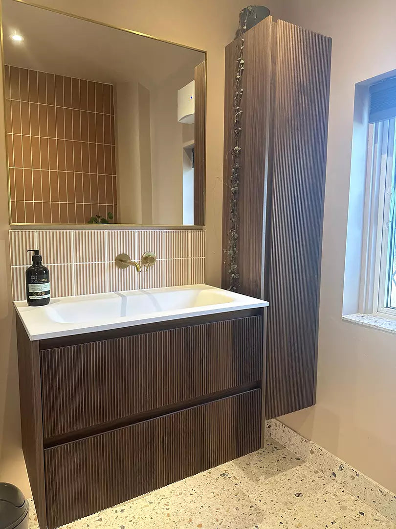 Badkamermeubel Hangend Massief Walnoot 60cm Geribbeld Twee Laden Beyondstone Wastafel