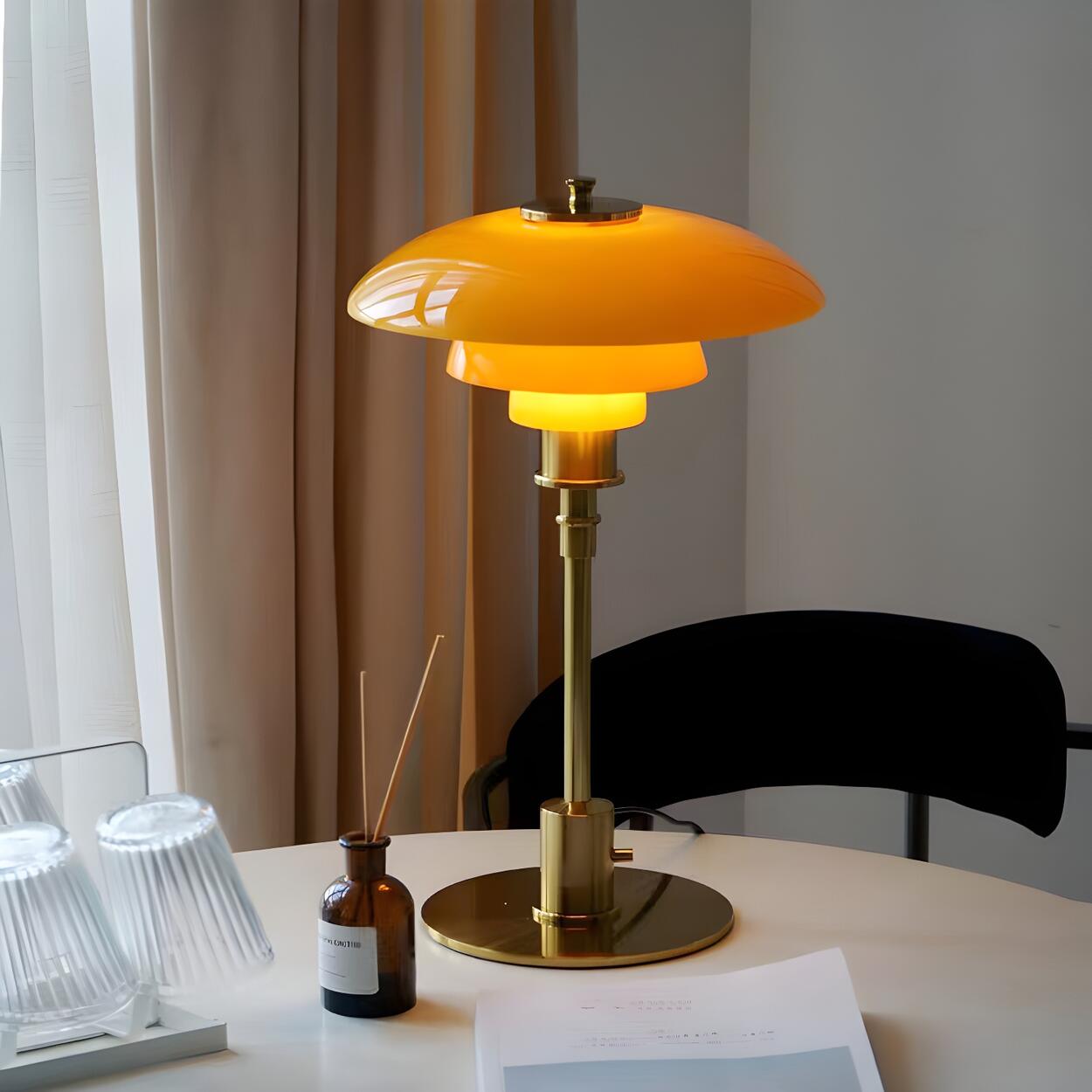 Vintage Tafellamp met Meerlagige Glazen Kap in Amber en Gouden Voet – Moderne Design Bedlamp | Restfield