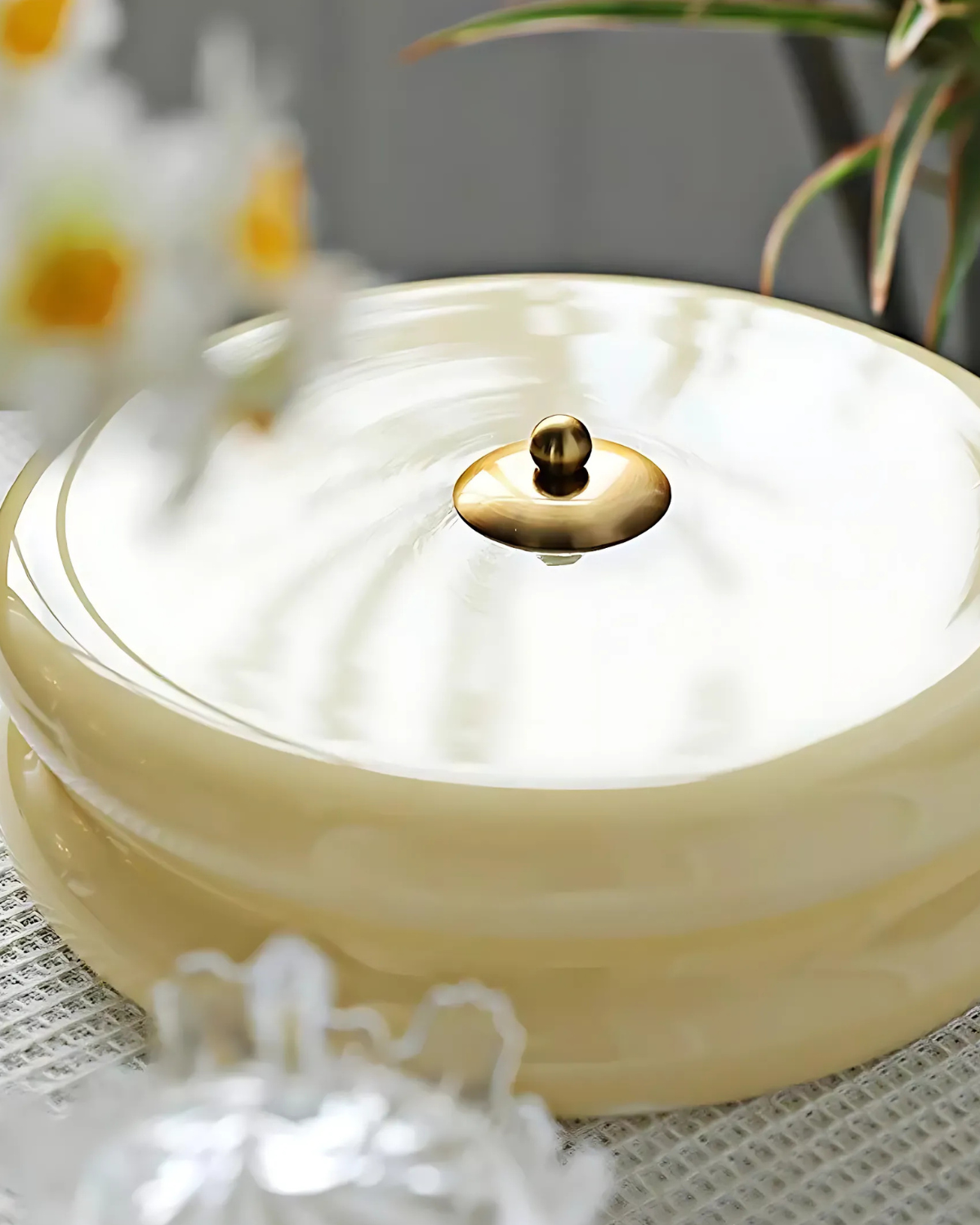 Art Deco Plafondlamp In Beige Met Chroom Accent En Warme Sfeerverlichting | Restfield