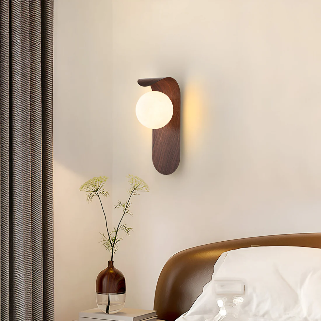 Scandinavische Houten Wandlamp met Glazen Bol | LED Wandverlichting voor Slaapkamer & Woonkamer