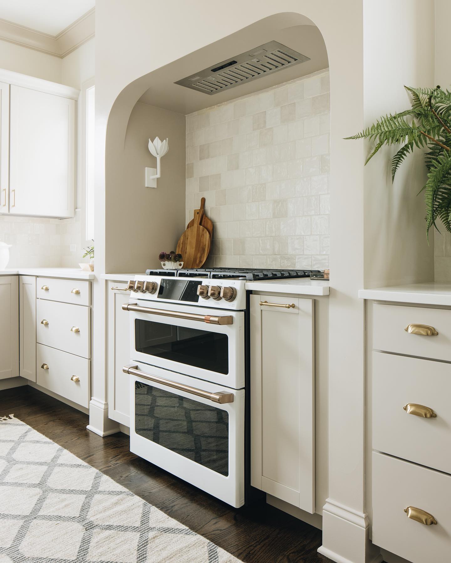 Design Wandlamp met Bloemvorm in Messing en Gips – Artistieke Wandverlichting Geïnspireerd op Giacometti voor Woonkamer en Hal | Restfield