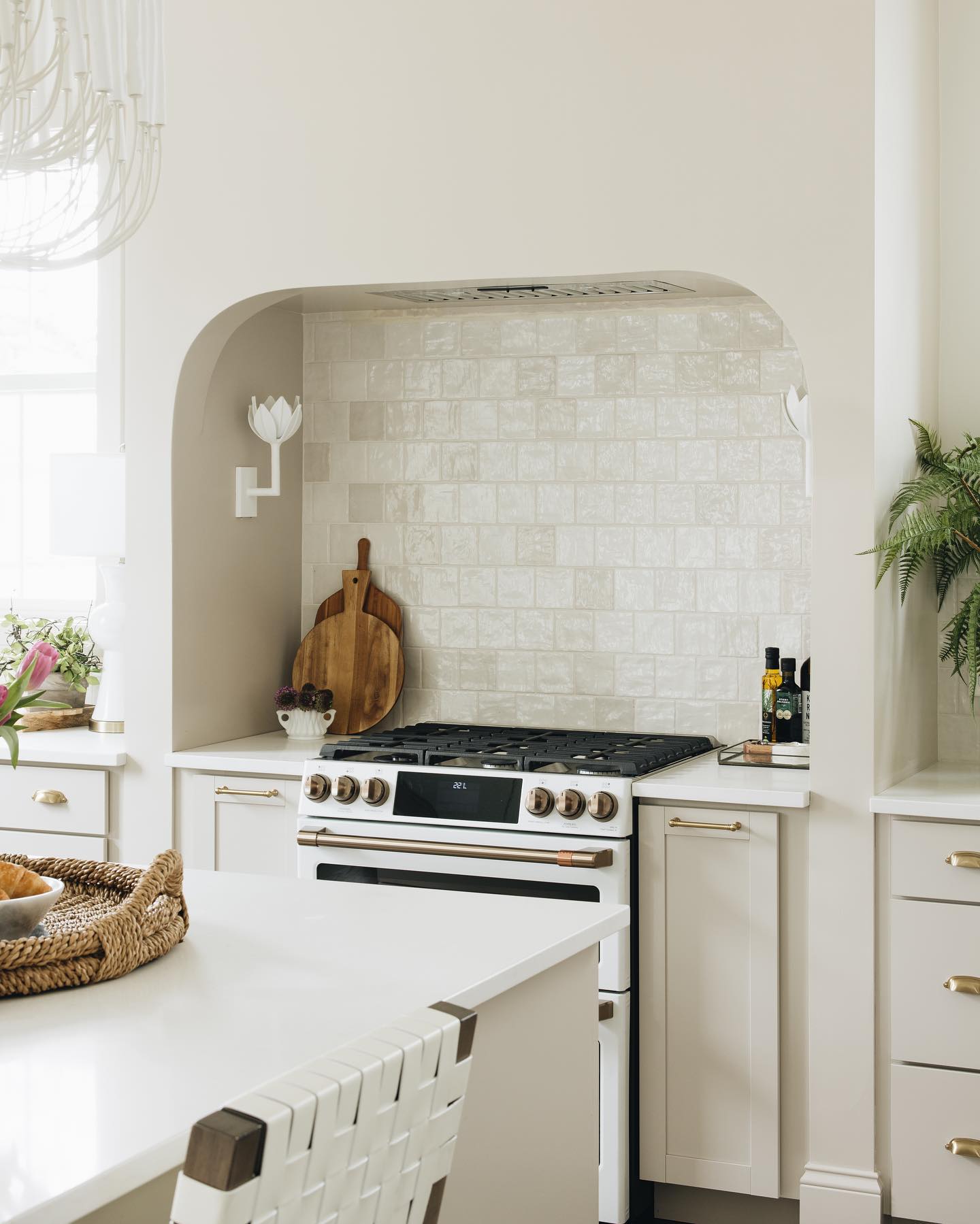 Design Wandlamp met Bloemvorm in Messing en Gips – Artistieke Wandverlichting Geïnspireerd op Giacometti voor Woonkamer en Hal | Restfield