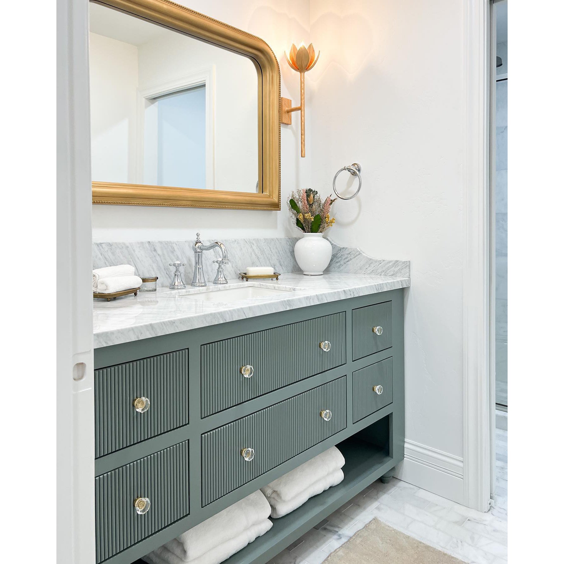 Design Wandlamp met Bloemvorm in Messing en Gips – Artistieke Wandverlichting Geïnspireerd op Giacometti voor Woonkamer en Hal | Restfield