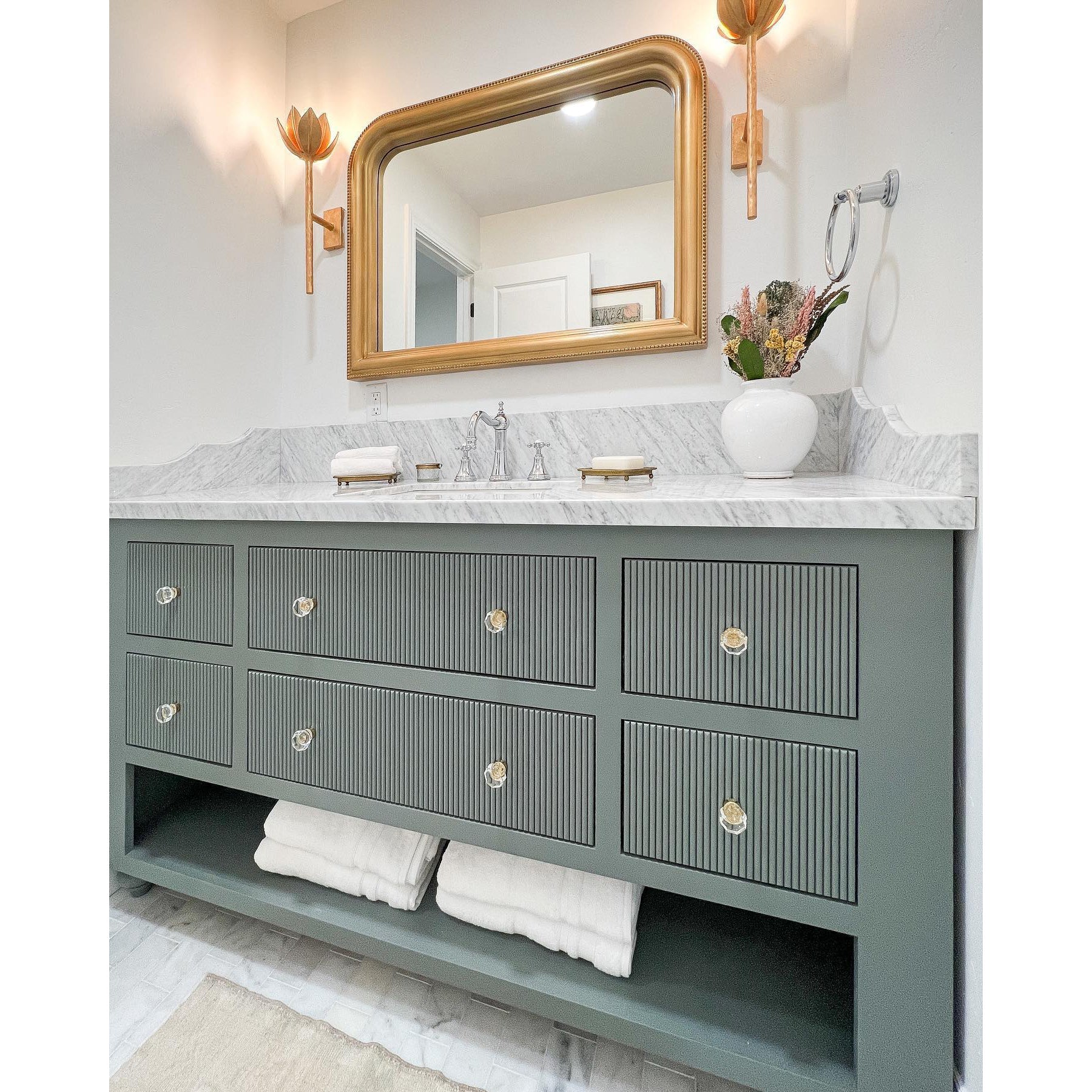 Design Wandlamp met Bloemvorm in Messing en Gips – Artistieke Wandverlichting Geïnspireerd op Giacometti voor Woonkamer en Hal | Restfield