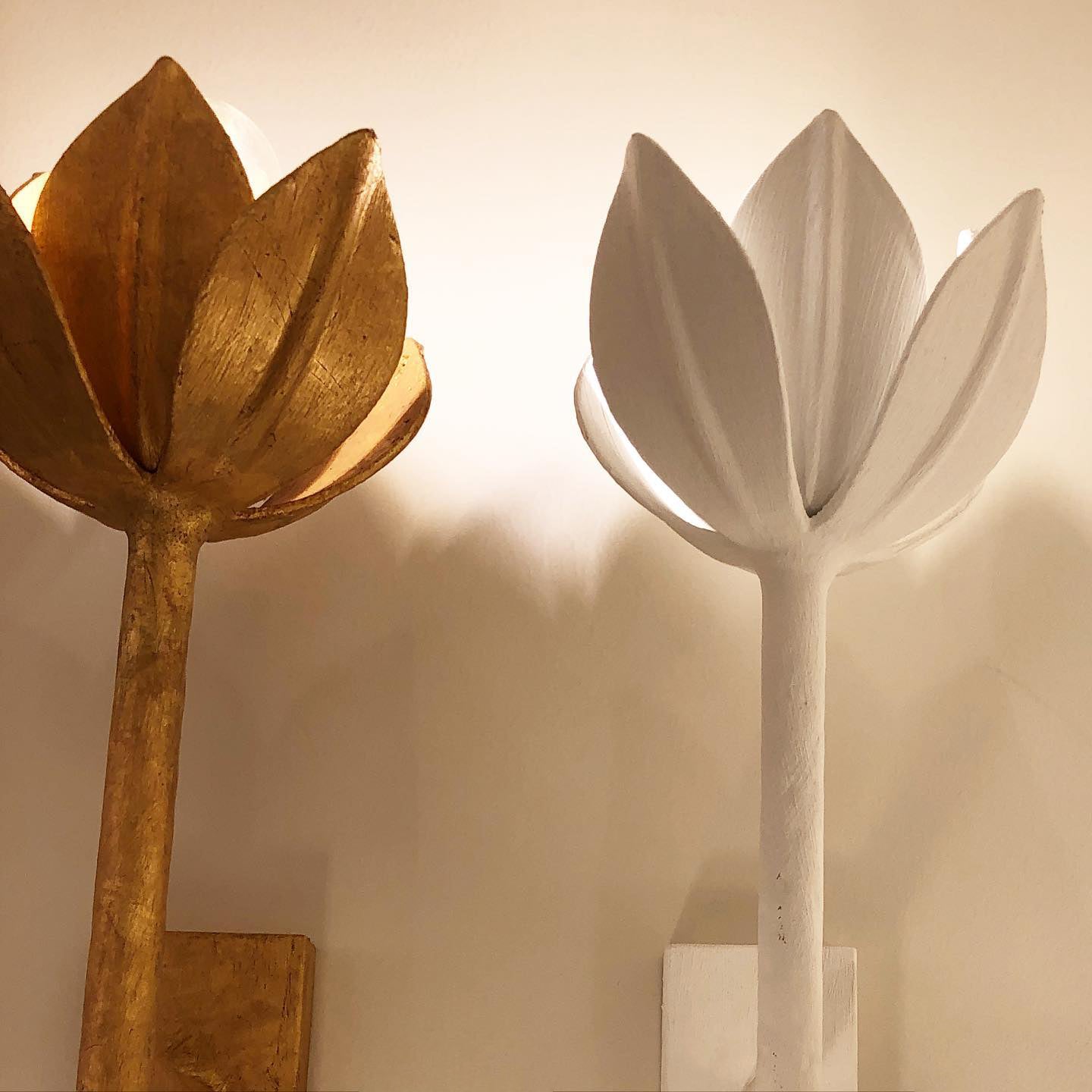 Design Wandlamp met Bloemvorm in Messing en Gips – Artistieke Wandverlichting Geïnspireerd op Giacometti voor Woonkamer en Hal | Restfield