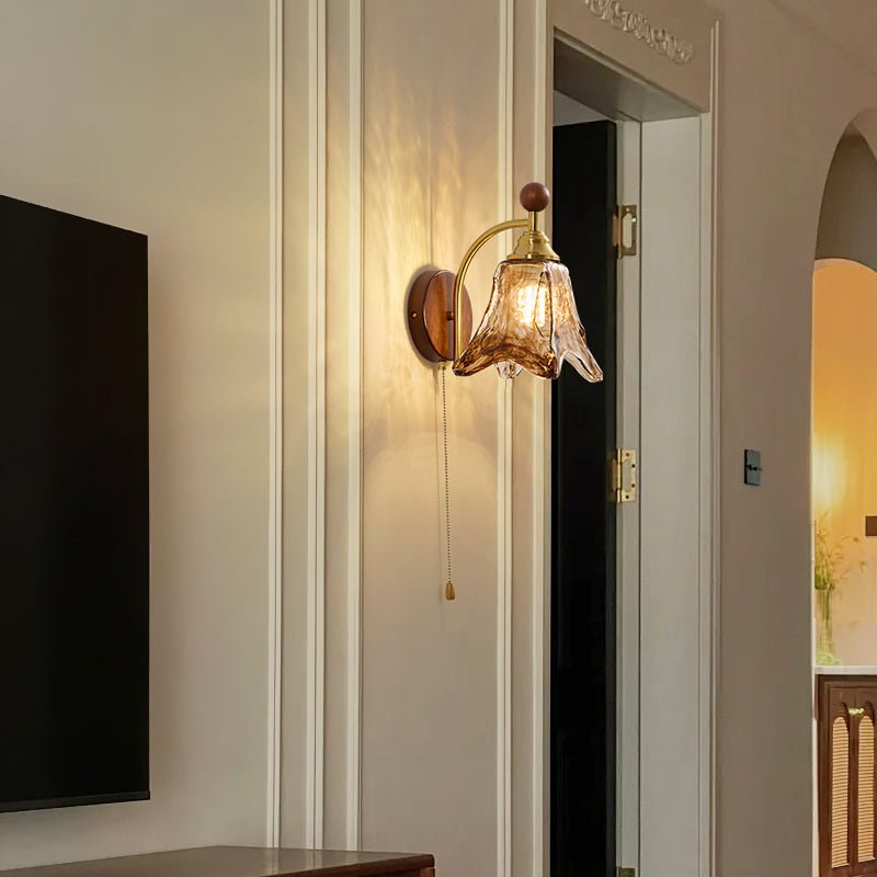 Vintage Wandlamp Met Amber Glazen Kap En Houten Wandplaat In Walnootkleur | Restfield