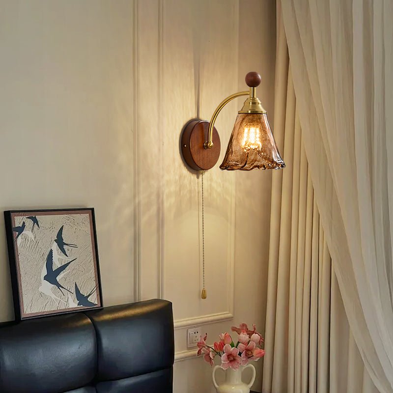 Vintage Wandlamp Met Amber Glazen Kap En Houten Wandplaat In Walnootkleur | Restfield