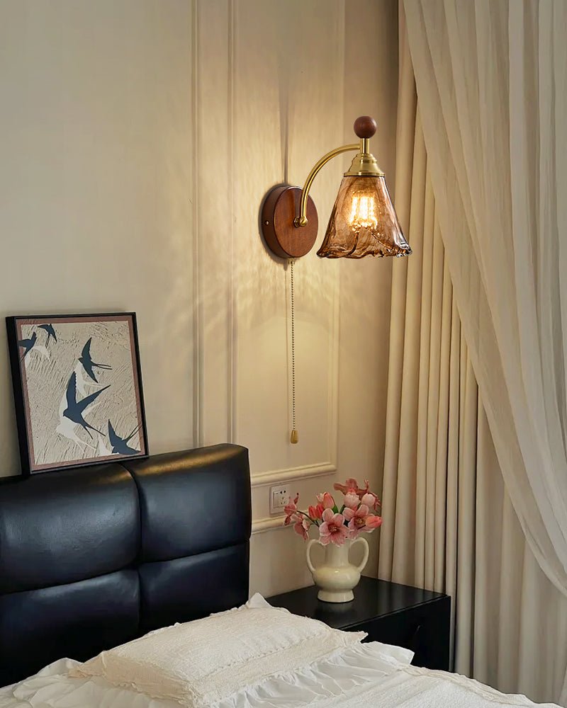 Vintage Wandlamp Met Amber Glazen Kap En Houten Wandplaat In Walnootkleur | Restfield