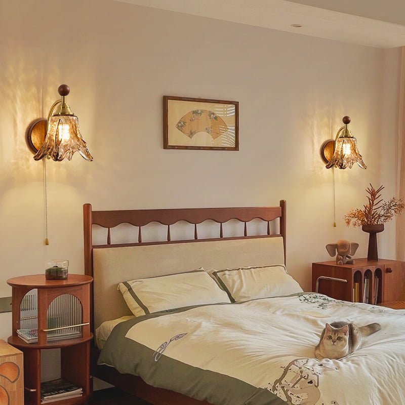 Vintage Wandlamp Met Amber Glazen Kap En Houten Wandplaat In Walnootkleur | Restfield