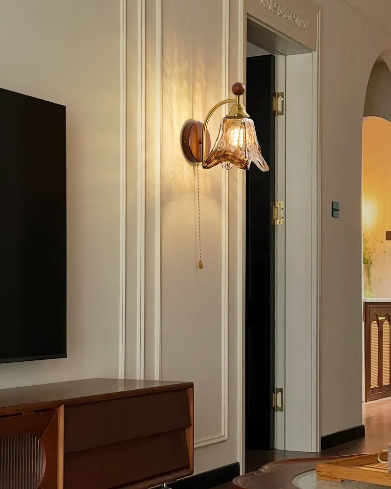 Vintage Wandlamp Met Amber Glazen Kap En Houten Wandplaat In Walnootkleur | Restfield