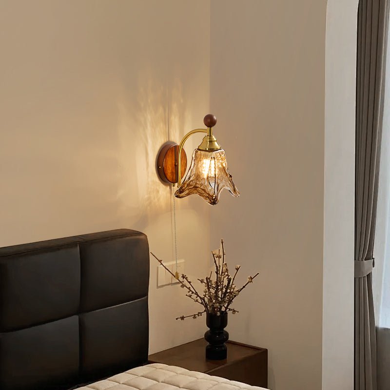 Vintage Wandlamp Met Amber Glazen Kap En Houten Wandplaat In Walnootkleur | Restfield