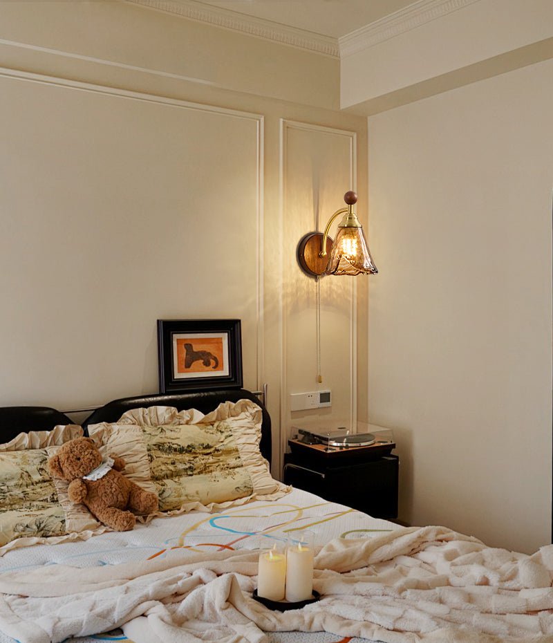 Vintage Wandlamp Met Amber Glazen Kap En Houten Wandplaat In Walnootkleur | Restfield