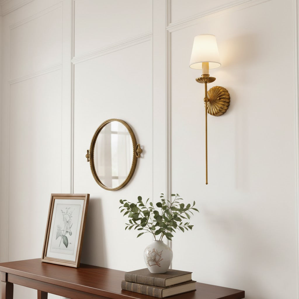 Luxe dubbele wandlamp met stoffen kap en antiek goud bladgoud afwerking voor hal en woonkamer | Restfield