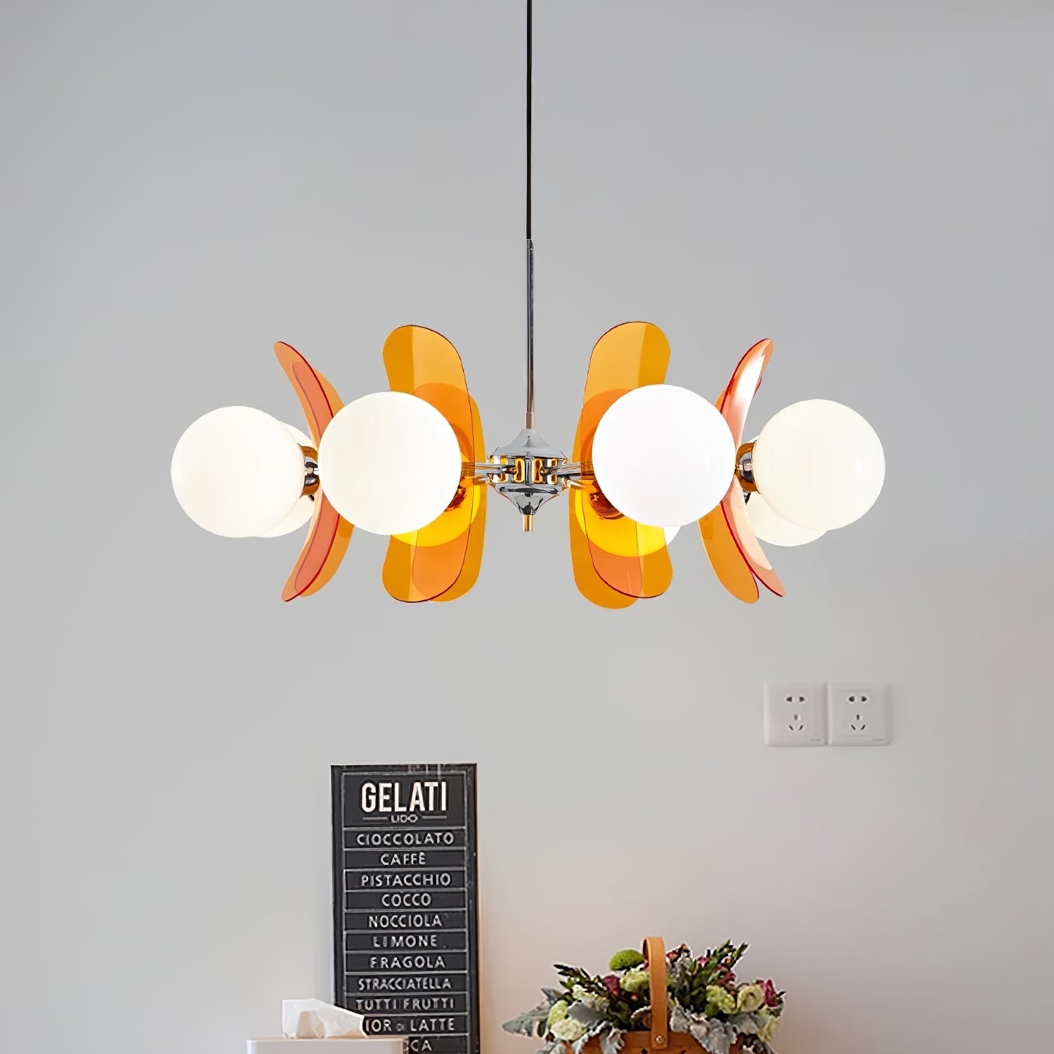 Moderne Sputnik Kroonluchter met Gekleurde Acryl Elementen en Witte Glazen Bollen – Design Hanglamp Meerdere Lichtpunten | Restfield