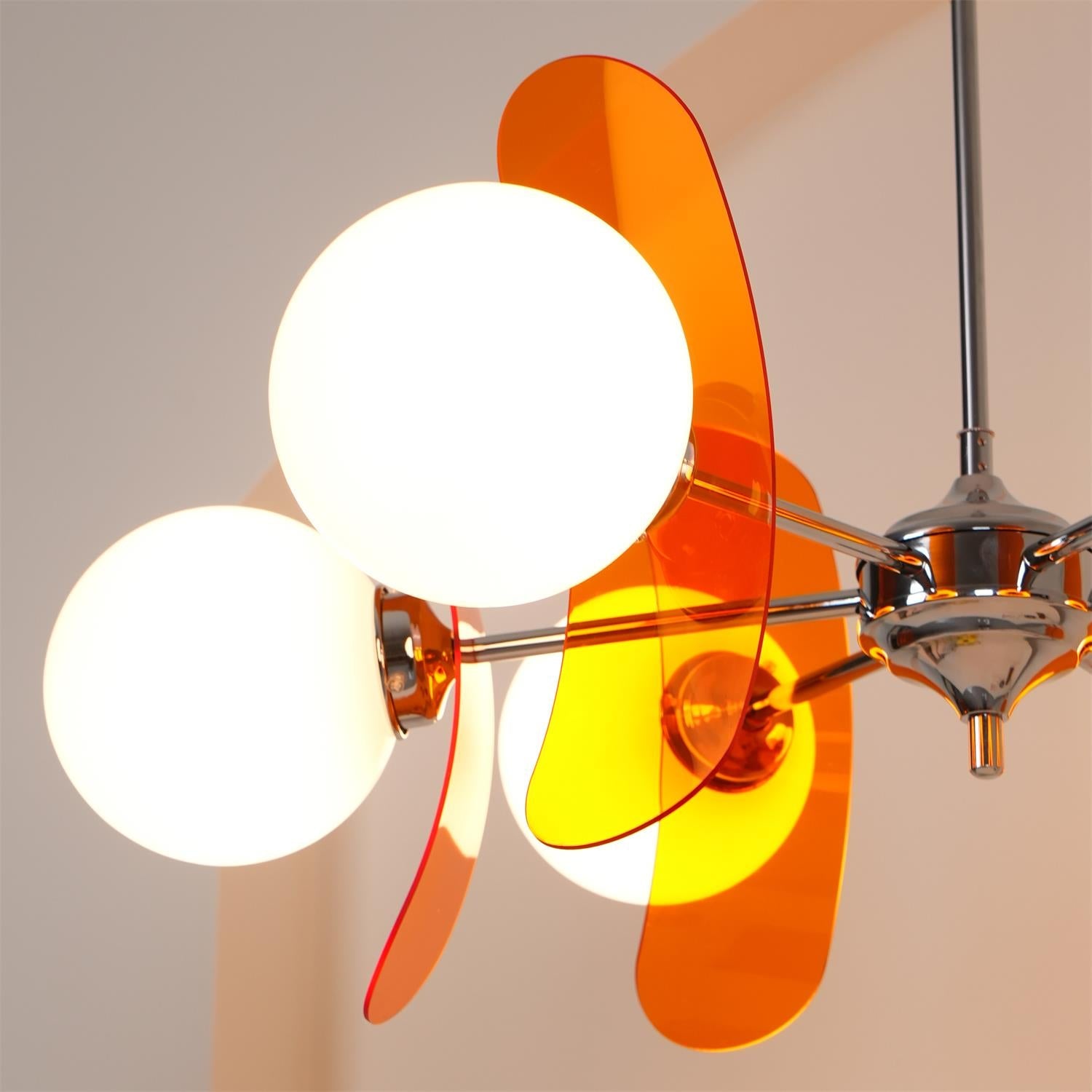 Moderne Sputnik Kroonluchter met Gekleurde Acryl Elementen en Witte Glazen Bollen – Design Hanglamp Meerdere Lichtpunten | Restfield