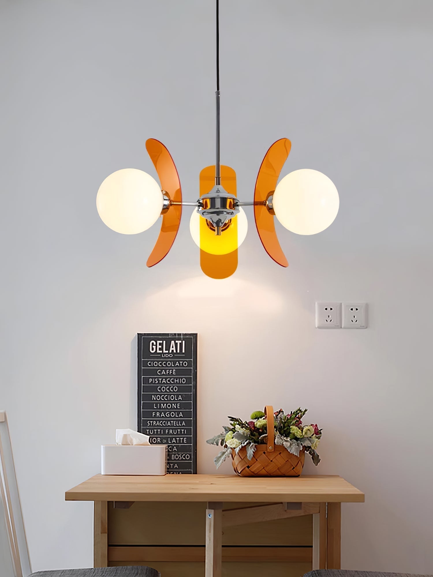 Moderne Sputnik Kroonluchter met Gekleurde Acryl Elementen en Witte Glazen Bollen – Design Hanglamp Meerdere Lichtpunten | Restfield
