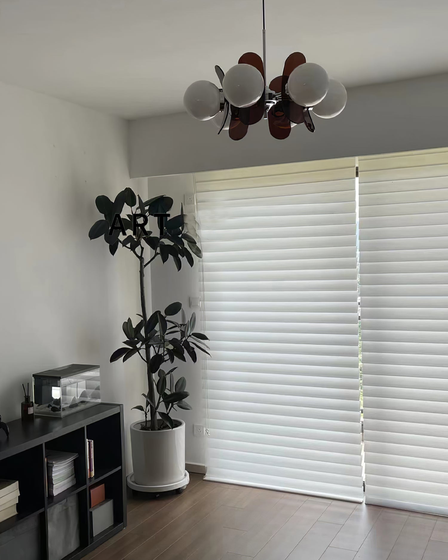 Moderne Sputnik Kroonluchter met Gekleurde Acryl Elementen en Witte Glazen Bollen – Design Hanglamp Meerdere Lichtpunten | Restfield