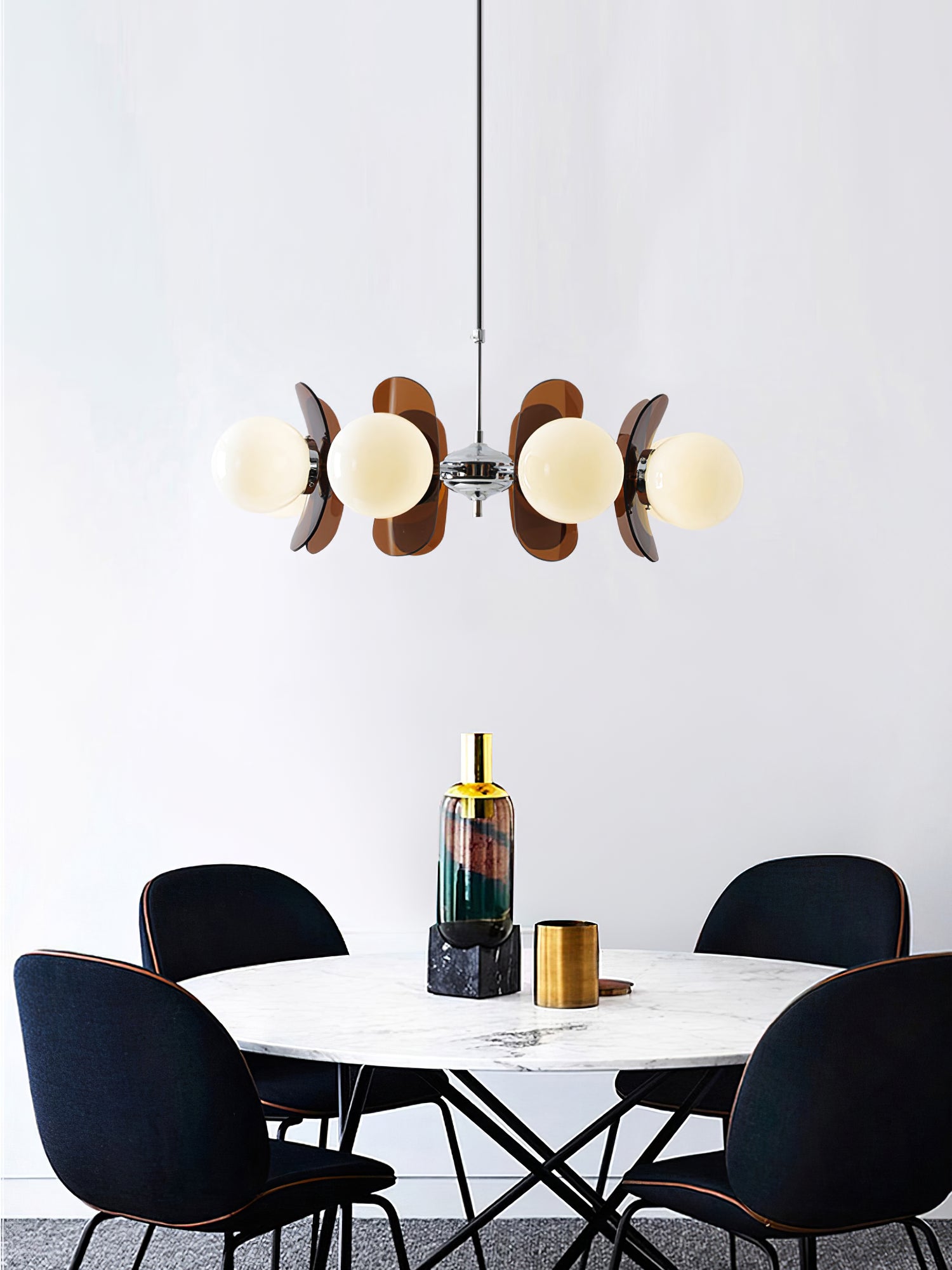 Moderne Sputnik Kroonluchter met Gekleurde Acryl Elementen en Witte Glazen Bollen – Design Hanglamp Meerdere Lichtpunten | Restfield