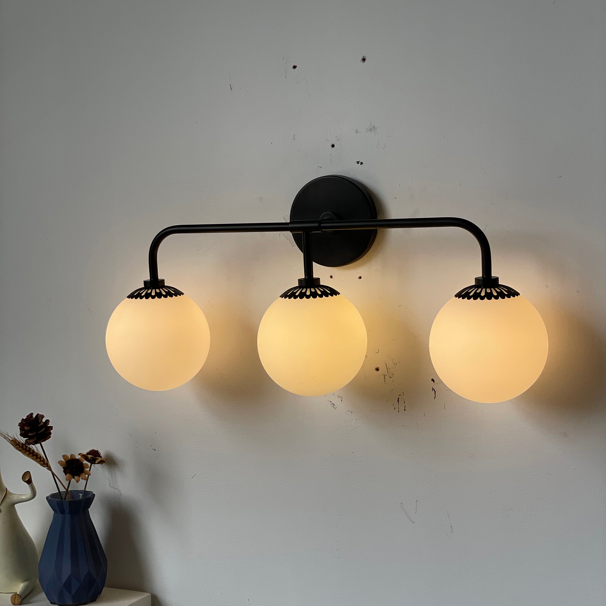 Art Deco Wandlamp met Bloemkap en Glazen Bol – Design Wandverlichting in Messing, Zwart of Nikkel voor Woonkamer en Badkamer | Restfield