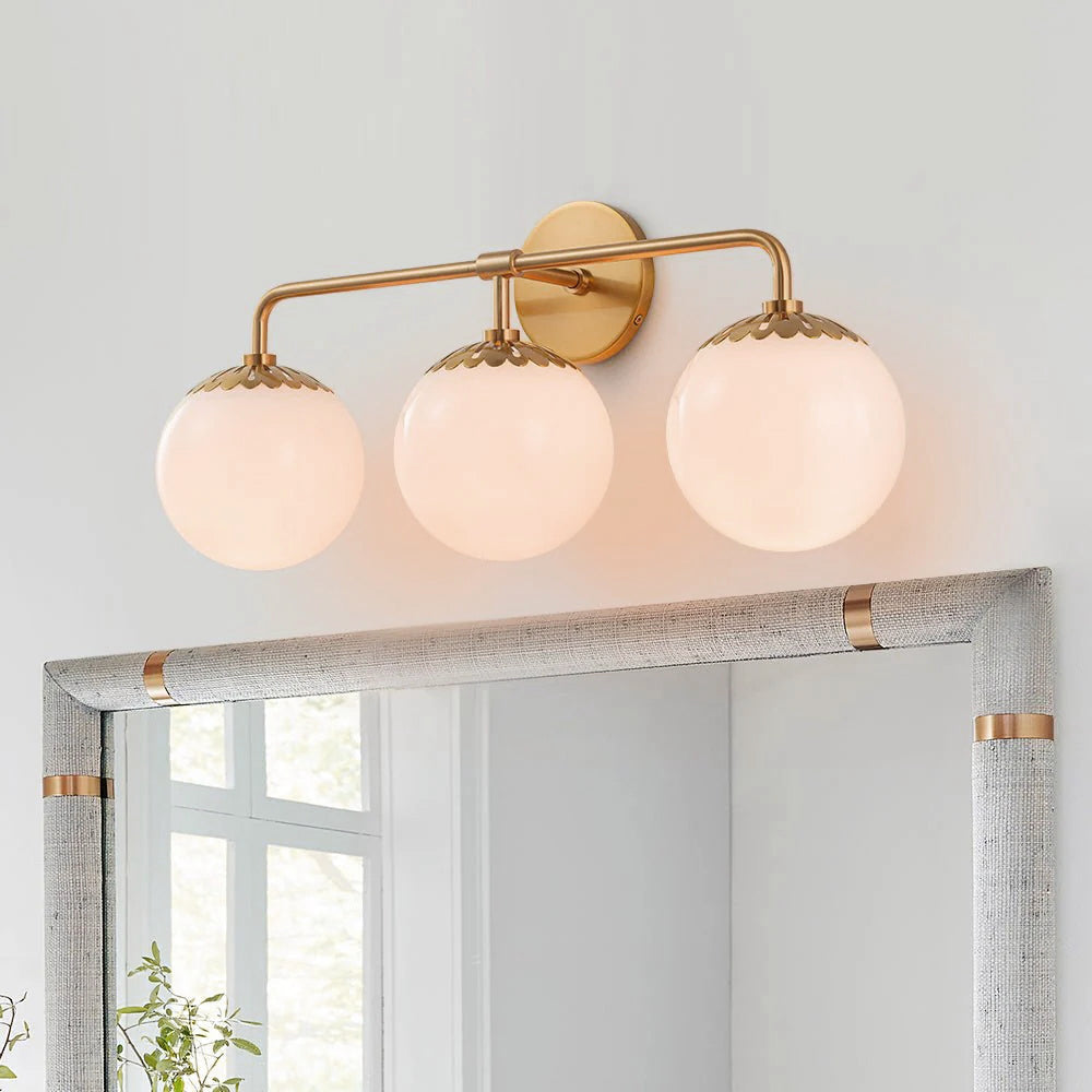 Art Deco Wandlamp met Bloemkap en Glazen Bol – Design Wandverlichting in Messing, Zwart of Nikkel voor Woonkamer en Badkamer | Restfield