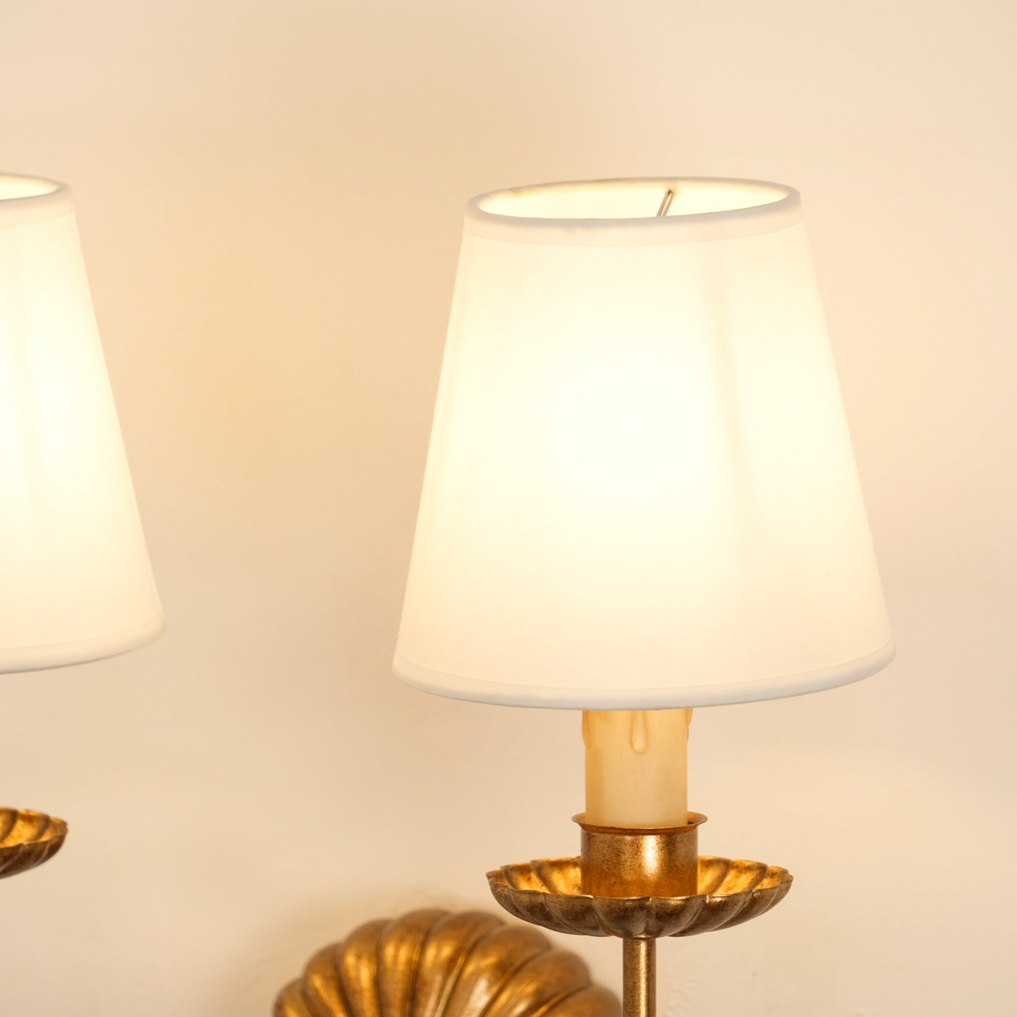 Luxe dubbele wandlamp met stoffen kap en antiek goud bladgoud afwerking voor hal en woonkamer | Restfield