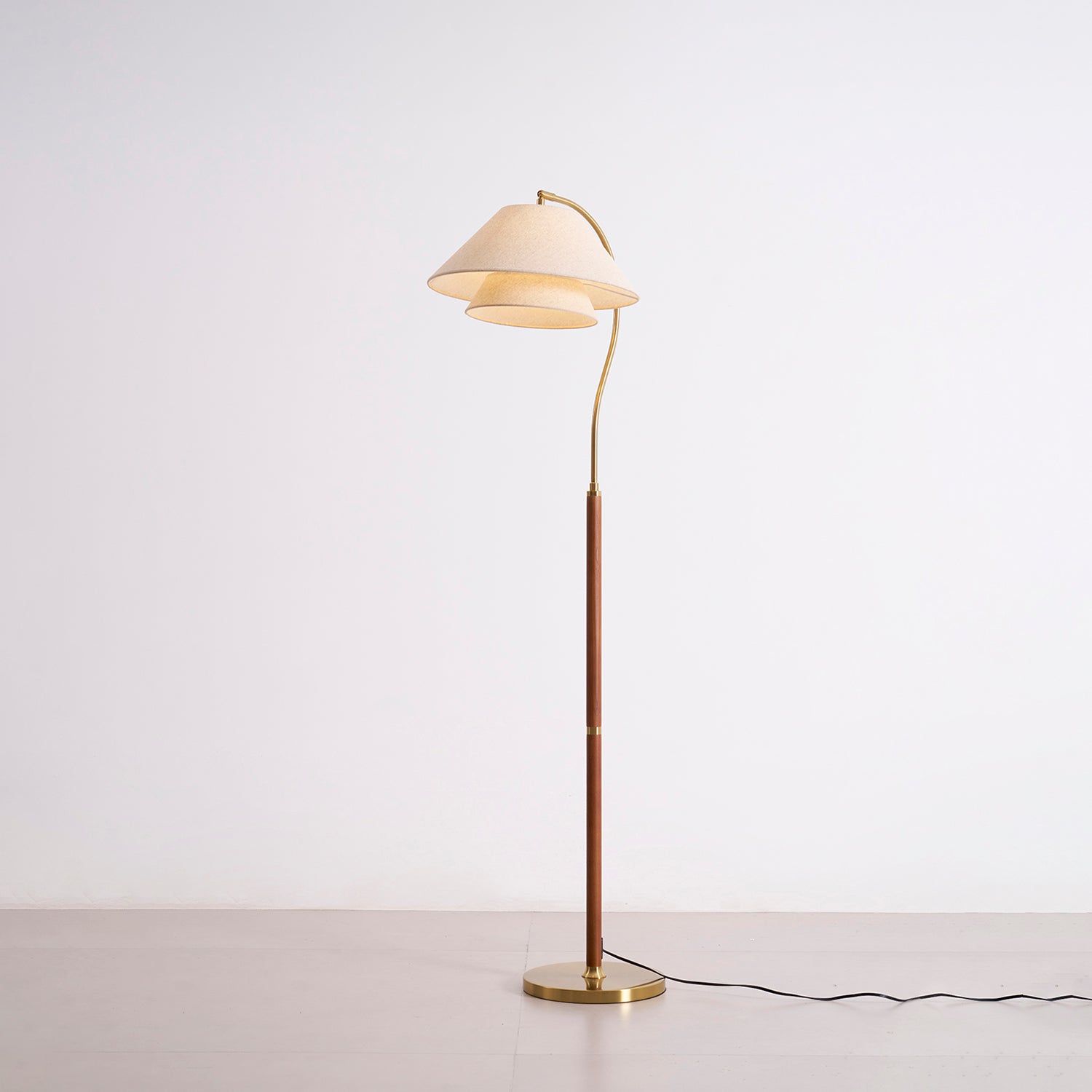 Luxe Vloerlamp met Dubbele Stoffen Kap en Houten Details – 155 cm Hoog Design Statement | Restfield