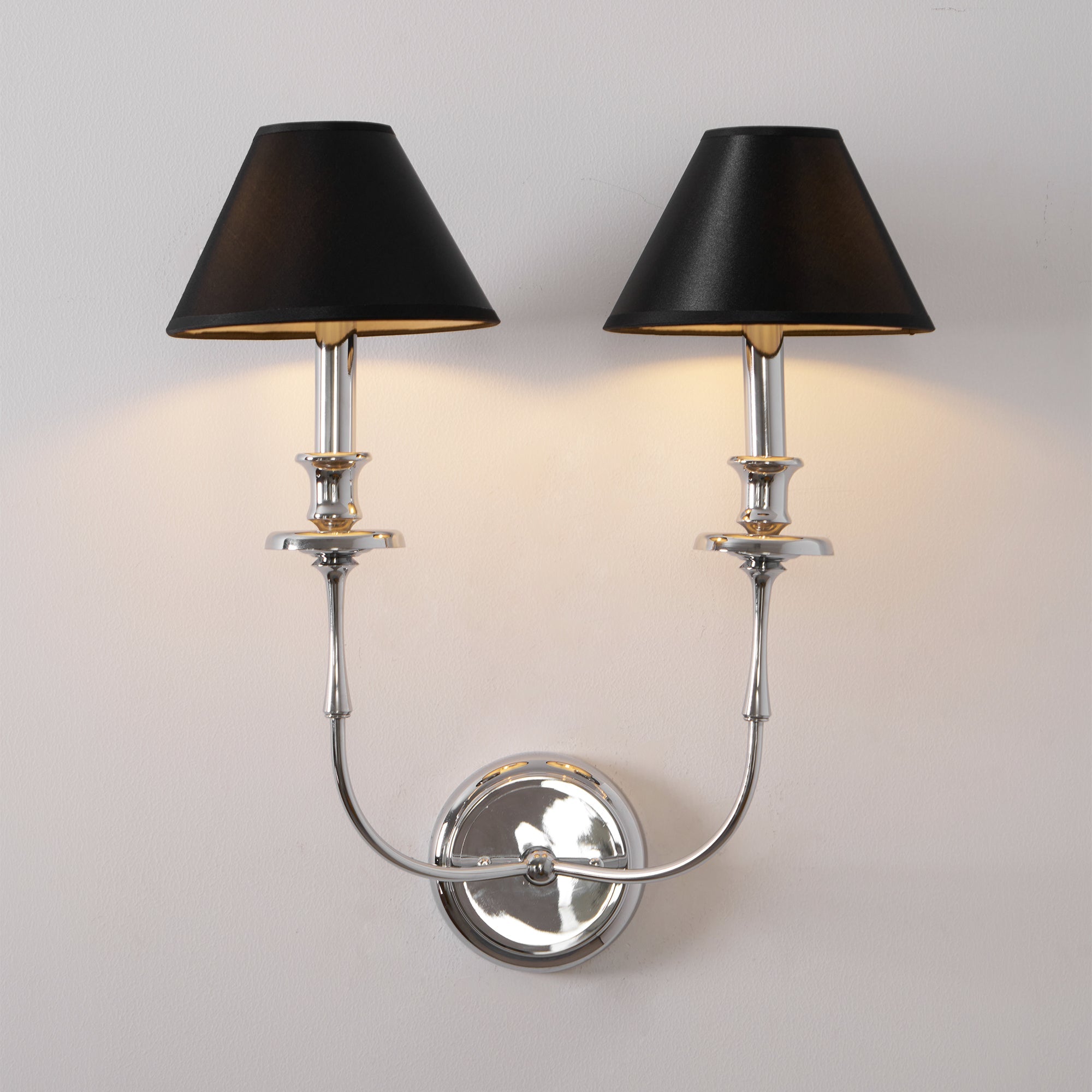 Moderne Wandlamp met Zwarte Stoffen Kap in Messing, Nikkel of Zwart – 1 of 2 Lichtpunten Design Verlichting | Restfield