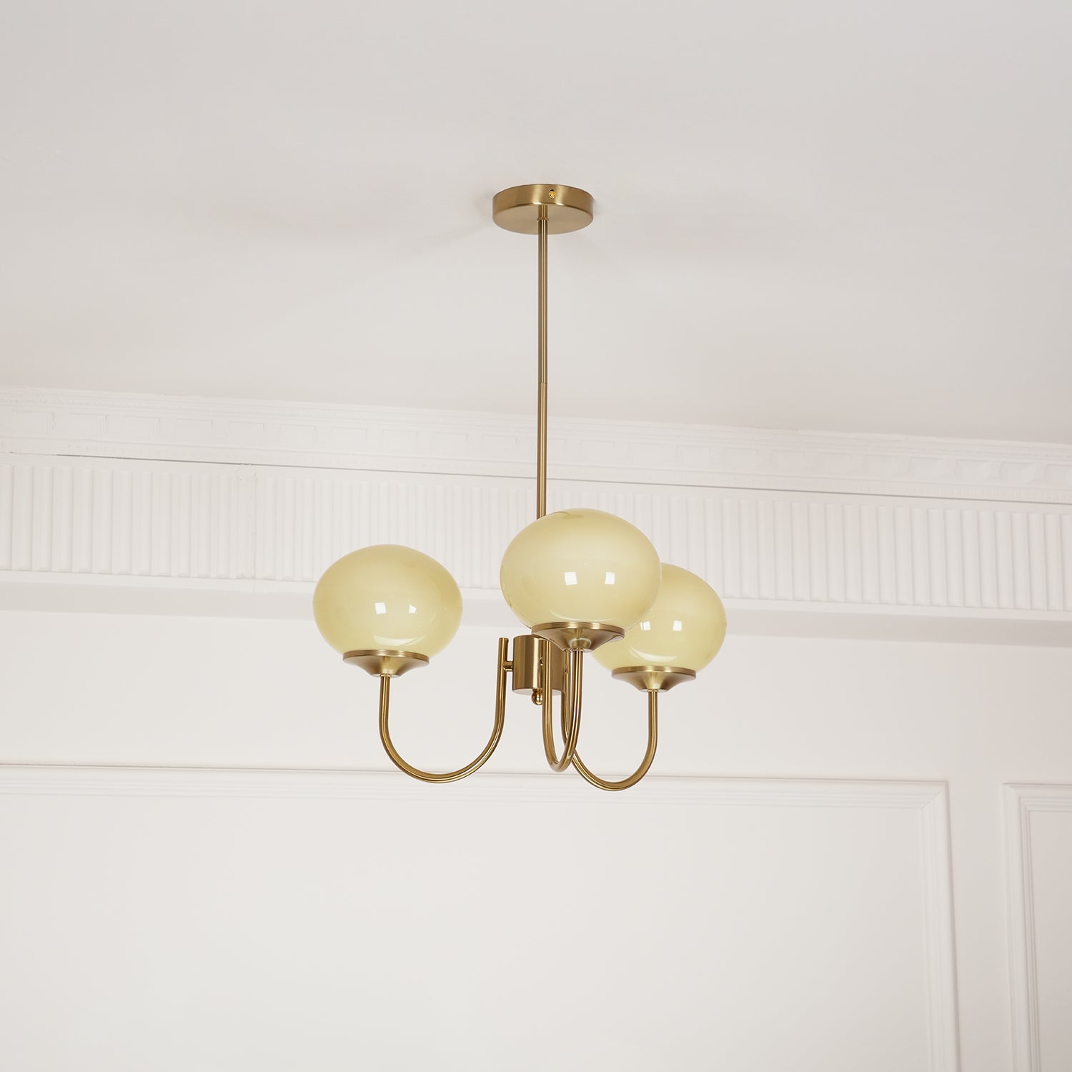 Glazen Kroonluchter Met Roze Witte Of Creme Bollen En Gouden Of Chromen Frame Moderne Design Kroonluchter Met 3 Of 5 Lichtpunten Voor Woonkamer En Eetkamer | Restfield