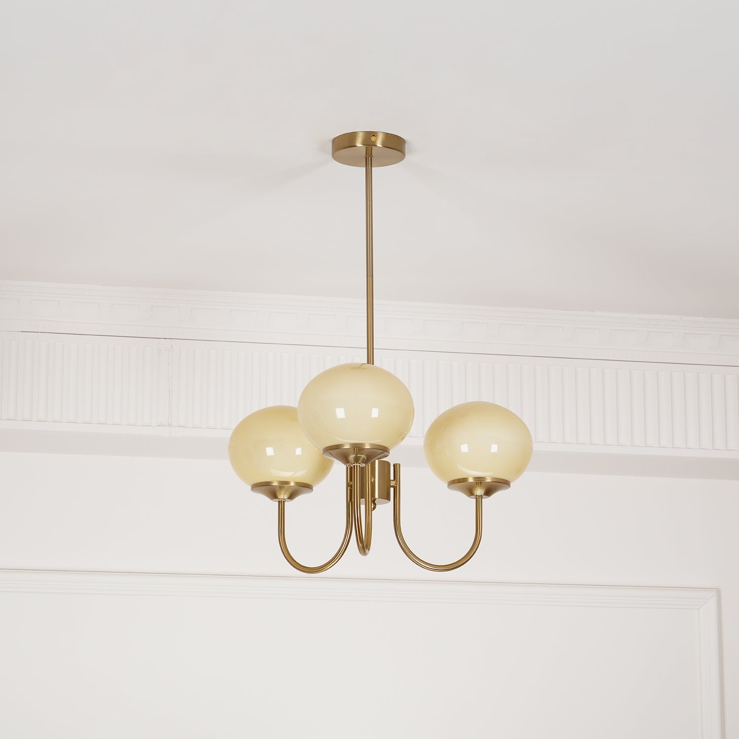 Glazen Kroonluchter Met Roze Witte Of Creme Bollen En Gouden Of Chromen Frame Moderne Design Kroonluchter Met 3 Of 5 Lichtpunten Voor Woonkamer En Eetkamer | Restfield