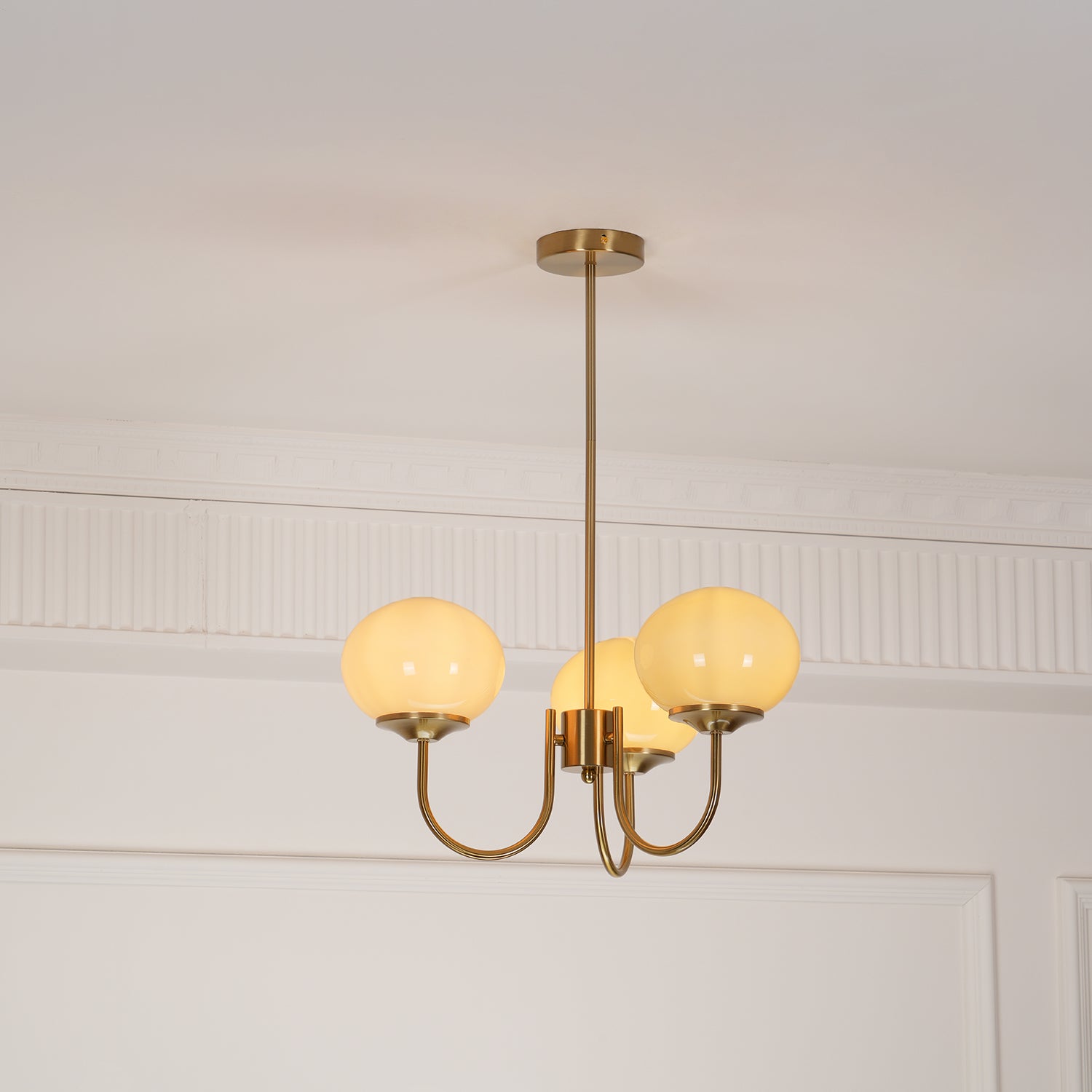 Glazen Kroonluchter Met Roze Witte Of Creme Bollen En Gouden Of Chromen Frame Moderne Design Kroonluchter Met 3 Of 5 Lichtpunten Voor Woonkamer En Eetkamer | Restfield