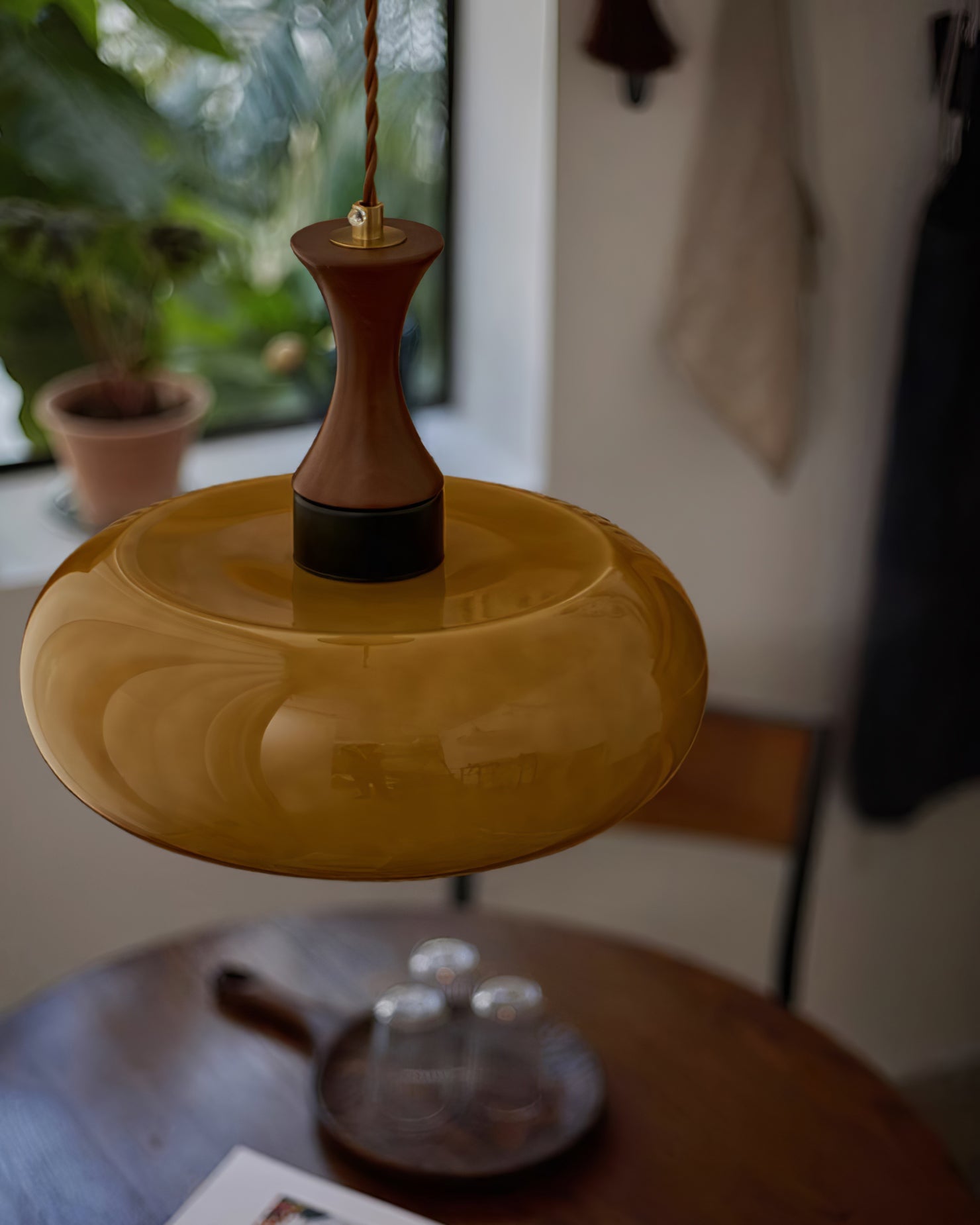 Amber glazen hanglamp – warme sfeerverlichting voor woonkamer en eetkamer | Restfield