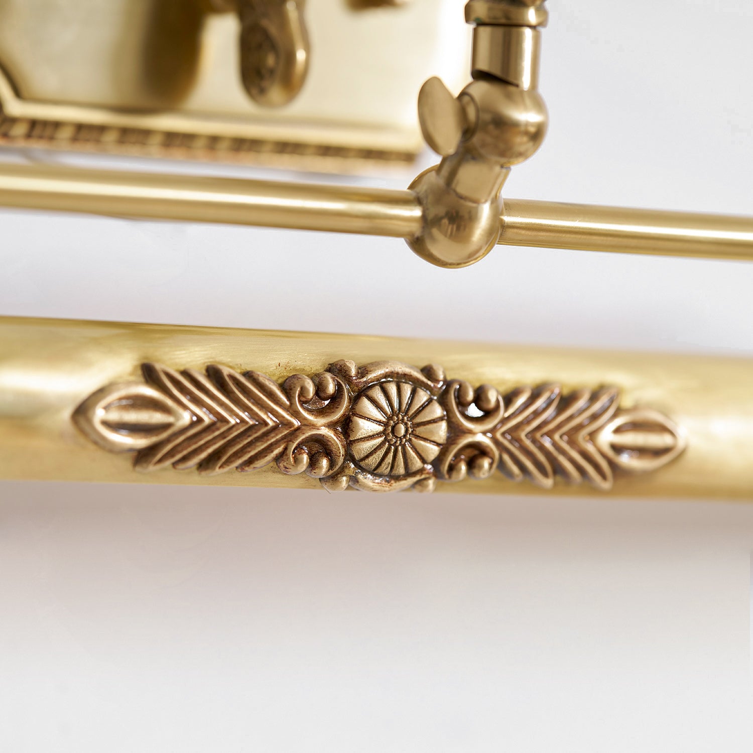 Messing Schilderij Wandlamp met Geïntegreerde Verlichting – Luxe Galerijverlichting in Antiek Messing | Restfield