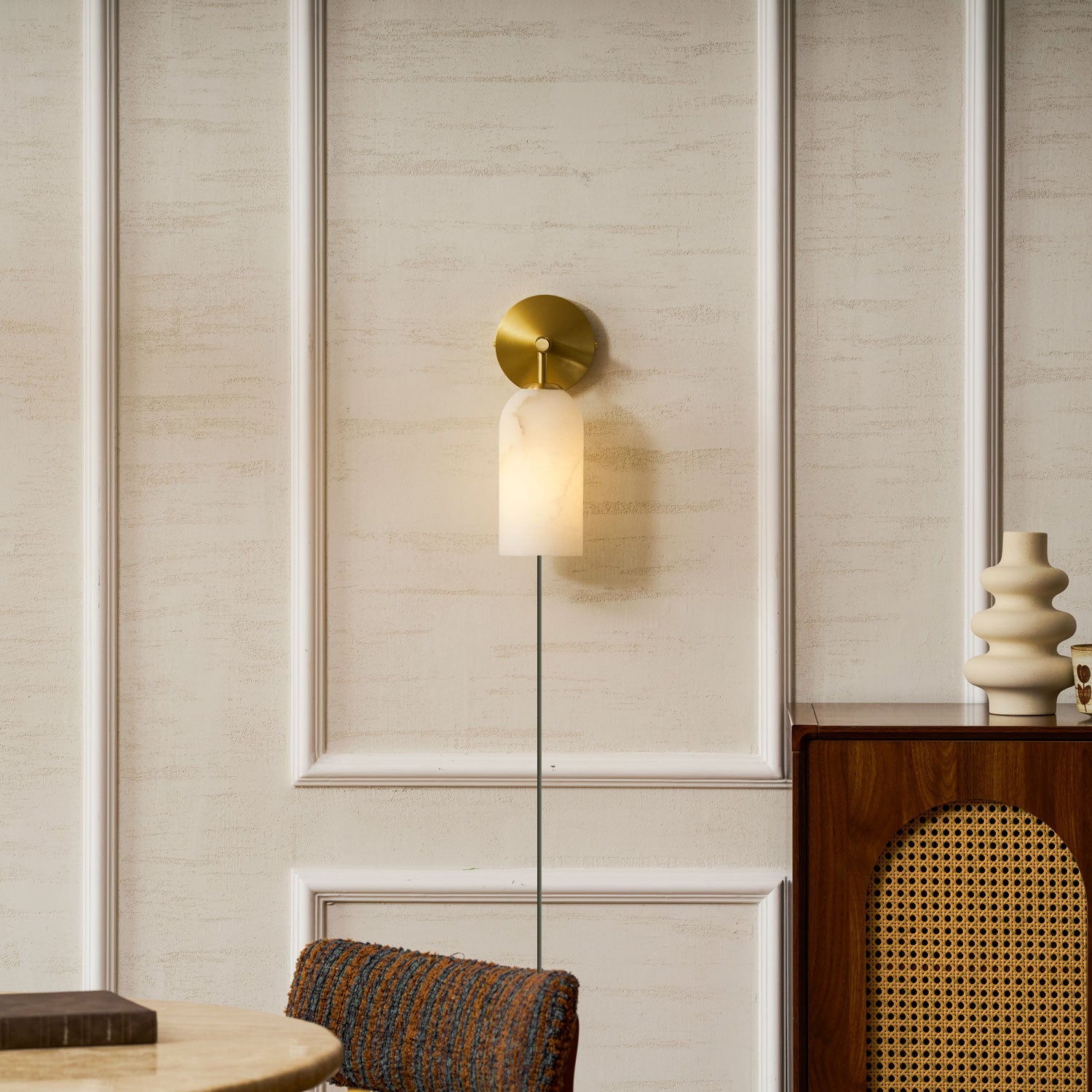 Luxe Alabaster Wandlamp Met Cilindervormige Kap In Brons Of Goud Voor Sfeervolle Binnenverlichting | Restfield