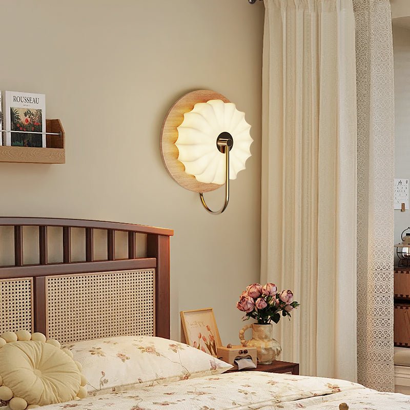 Moderne Bloemvormige Wandlamp Met Geplooide Kap En Geïntegreerde LED Verlichting | Restfield