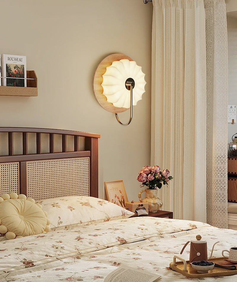 Moderne Bloemvormige Wandlamp Met Geplooide Kap En Geïntegreerde LED Verlichting | Restfield