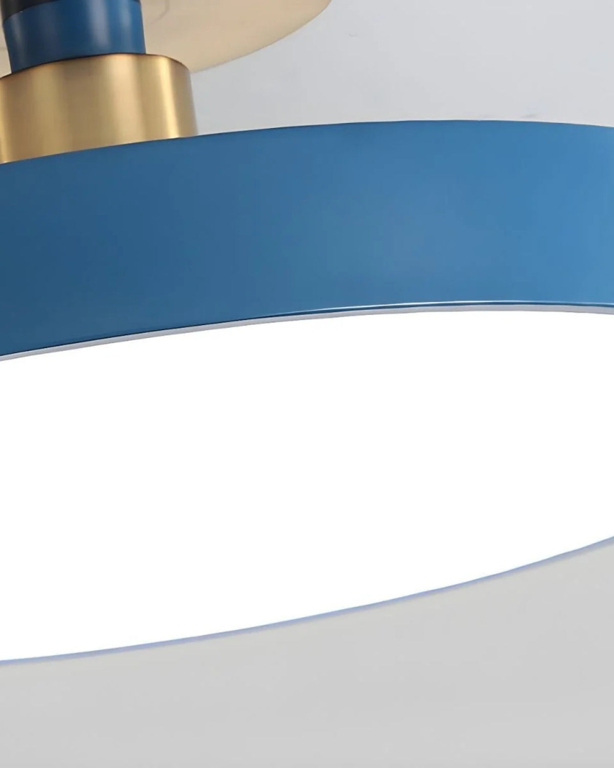 Moderne ronde plafondlamp met goud detail en acryl diffuser – minimalistische semi flush design verlichting voor woonkamer en slaapkamer | Restfield