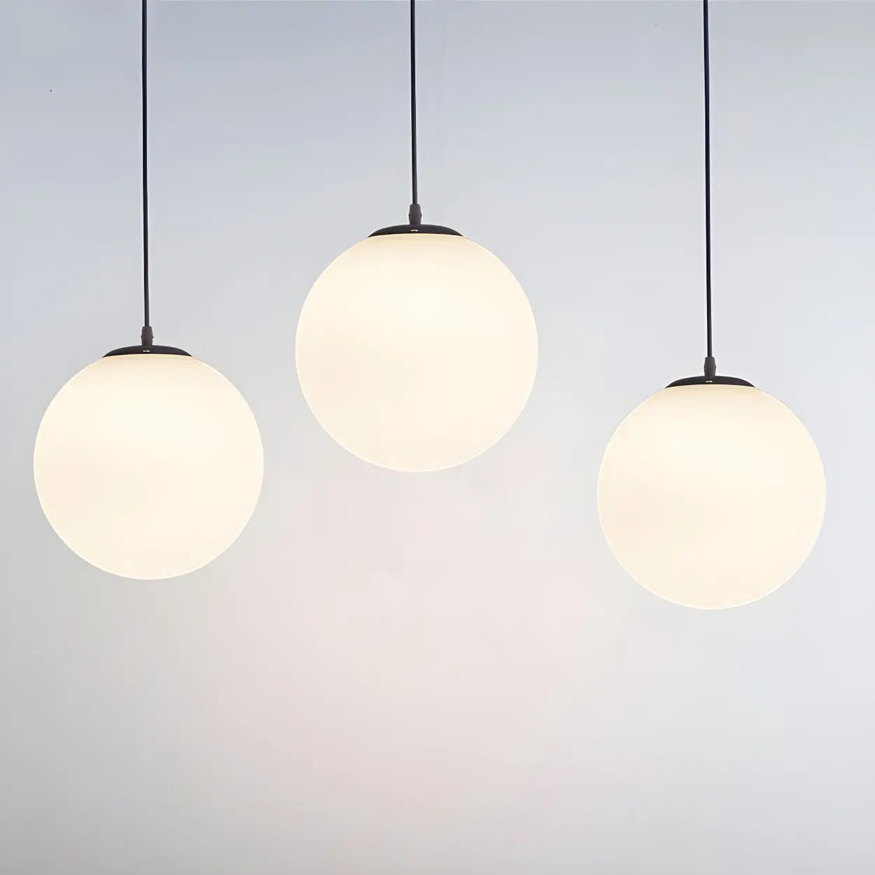 Moderne Witte Globe Hanglamp van Glas met Ronde Bolvorm in Diverse Maten voor Eetkamer en Woonkamer | Restfield
