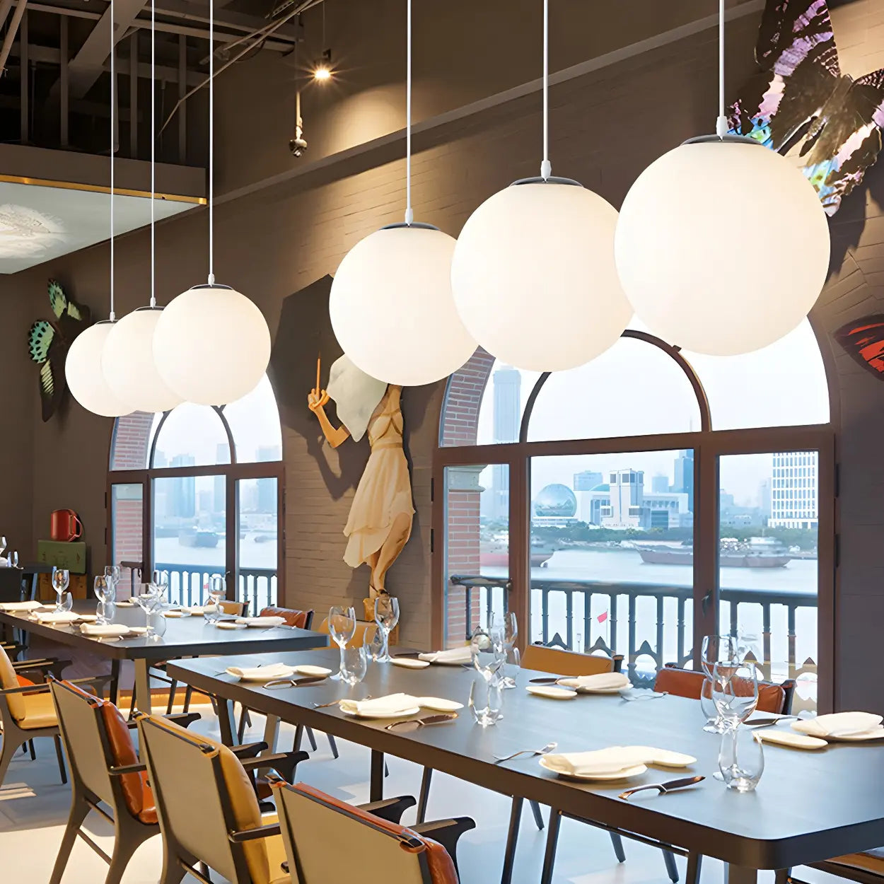 Moderne Witte Globe Hanglamp van Glas met Ronde Bolvorm in Diverse Maten voor Eetkamer en Woonkamer | Restfield