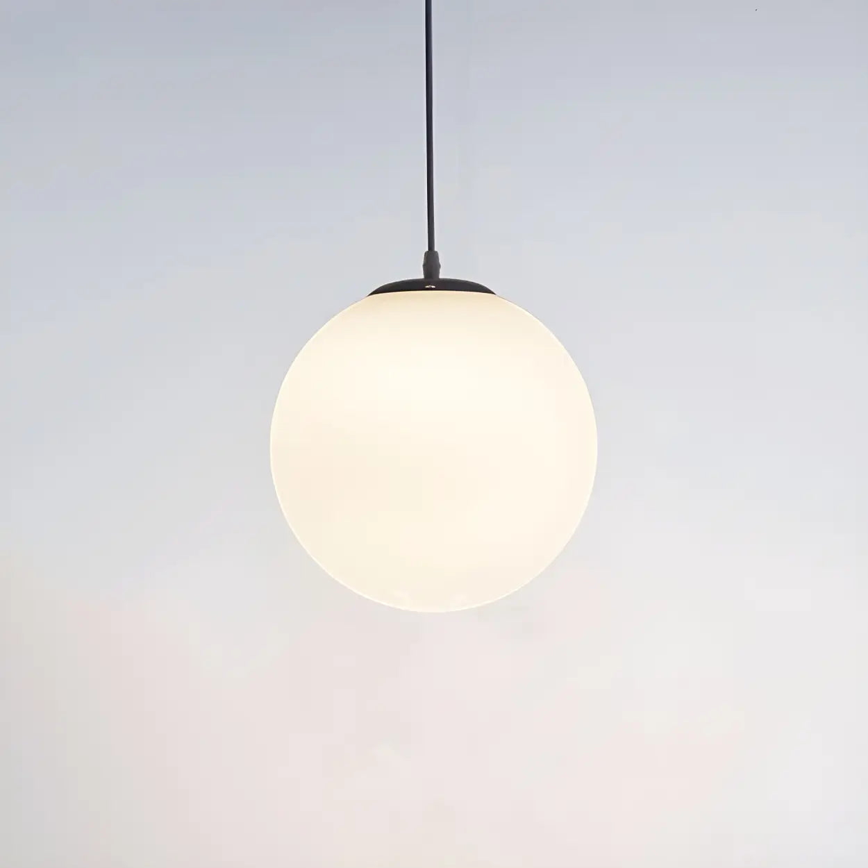 Moderne Witte Globe Hanglamp van Glas met Ronde Bolvorm in Diverse Maten voor Eetkamer en Woonkamer | Restfield