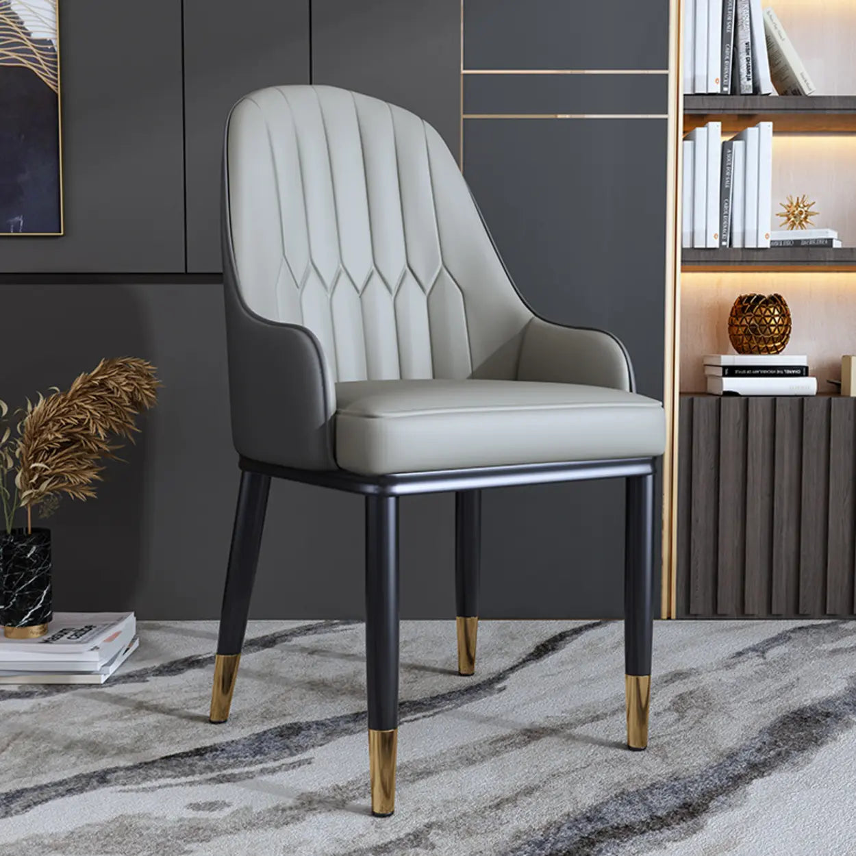 Moderne Eetkamerstoel met Armleuningen in Kunstleer en Zwarte Metalen Poten met Goud Detail | Restfield